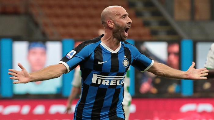 MILAN, ITALY - JUNE 24:  Borja Valero of FC Internazionale celebrates his goal during the Serie A match between FC Internazionale and US Sassuolo at Stadio Giuseppe Meazza on June 24, 2020 in Milan, Italy.  (Photo by Emilio Andreoli/Getty Images)