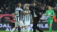 Tengah = Arturo Vidal, dimainkan Conte di 141 laga. Foto: Getty Images/Valerio Pennicino