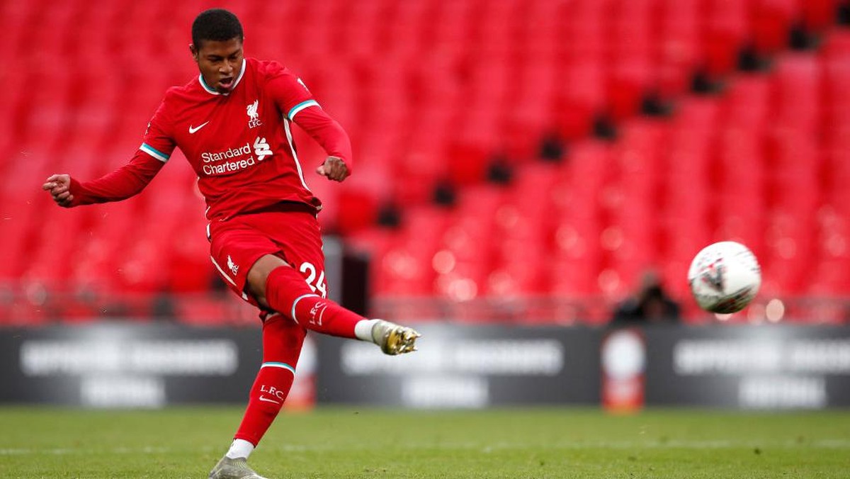 Sepakan penalti Rhian Brewster menerpa mistar saat Liverpool kalah dari Arsenal di Community Shield (Foto: Getty Images/Pool)