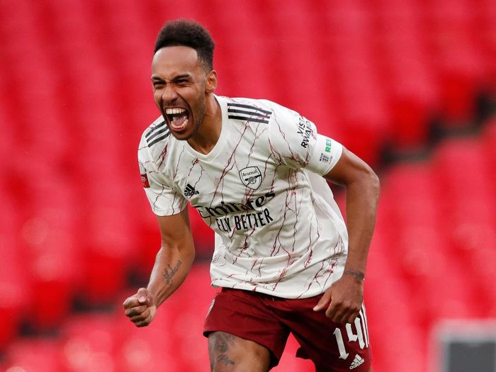LONDON, ENGLAND - AUGUST 29: Pierre-Emerick Aubameyang of Arsenal celebrates winning the FA Community Shield final between Arsenal and Liverpool at Wembley Stadium on August 29, 2020 in London, England. (Photo by Andrew Couldridge/Pool via Getty Images)