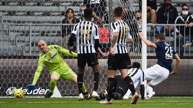 Bordeaux's Croatian midfielder Toma Basic  (R) scores a goal past  Angers' French goalkeeper Paul Bernardoni  (L) during the French L1 football match between Angers (SCO) and Bordeaux (FCGB) at the Raymond Kopa Stadium in Angers, western France, on August 30, 2020. (Photo by GUILLAUME SOUVANT / AFP)
