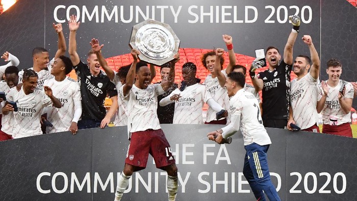 LONDON, ENGLAND - AUGUST 29: Pierre-Emerick Aubameyang of Arsenal lifts the Community Shield Trophy following his teams victory in  during the FA Community Shield final between Arsenal and Liverpool at Wembley Stadium on August 29, 2020 in London, England. (Photo by Justin Tallis/ pool via Getty Images)