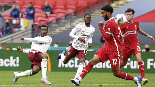 Arsenal's Eddie Nketiah, left, attempts a shot at goal during the English FA Community Shield soccer match between Arsenal and Liverpool at Wembley stadium in London, Saturday, Aug. 29, 2020. (Justin Tallis/Pool via AP)