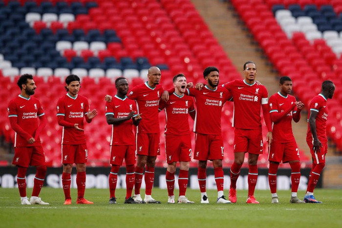 LONDON, ENGLAND - AUGUST 29: Liverpool players line up during the penalty shoot out during the FA Community Shield final between Arsenal and Liverpool at Wembley Stadium on August 29, 2020 in London, England. (Photo by Andrew Couldridge/Pool via Getty Images)