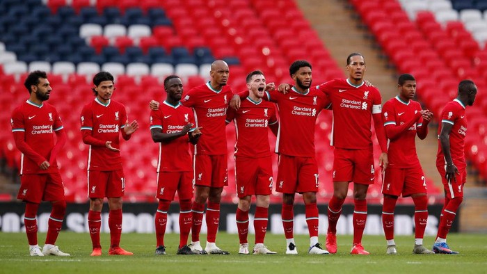 LONDON, ENGLAND - AUGUST 29: Liverpool players line up during the penalty shoot out during the FA Community Shield final between Arsenal and Liverpool at Wembley Stadium on August 29, 2020 in London, England. (Photo by Andrew Couldridge/Pool via Getty Images)
