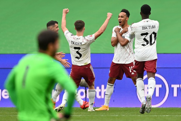 LONDON, ENGLAND - AUGUST 29: Pierre-Emerick Aubameyang of Arsenal makes a crossed arm celebration as a Wakanda Forever tribute to actor Chadwick Boseman after scoring his teams first goal during the FA Community Shield final between Arsenal and Liverpool at Wembley Stadium on August 29, 2020 in London, England. (Photo by Justin Tallis/ pool via Getty Images)