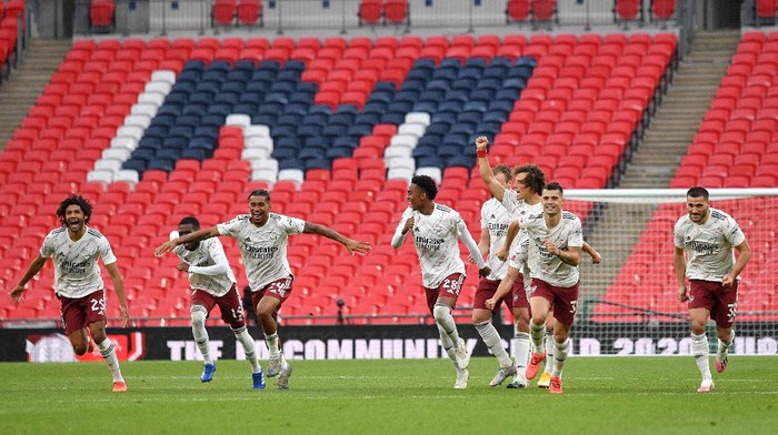 LONDON, ENGLAND - AUGUST 29: Arsenal celebrate winning the FA Community Shield final between Arsenal and Liverpool at Wembley Stadium on August 29, 2020 in London, England. (Photo by Justin Tallis/ pool via Getty Images)