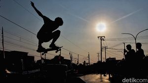 Asyiknya Menikmati Sore Sambil Bermain Skateboard