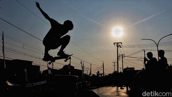 Asyiknya Menikmati Sore Sambil Bermain Skateboard