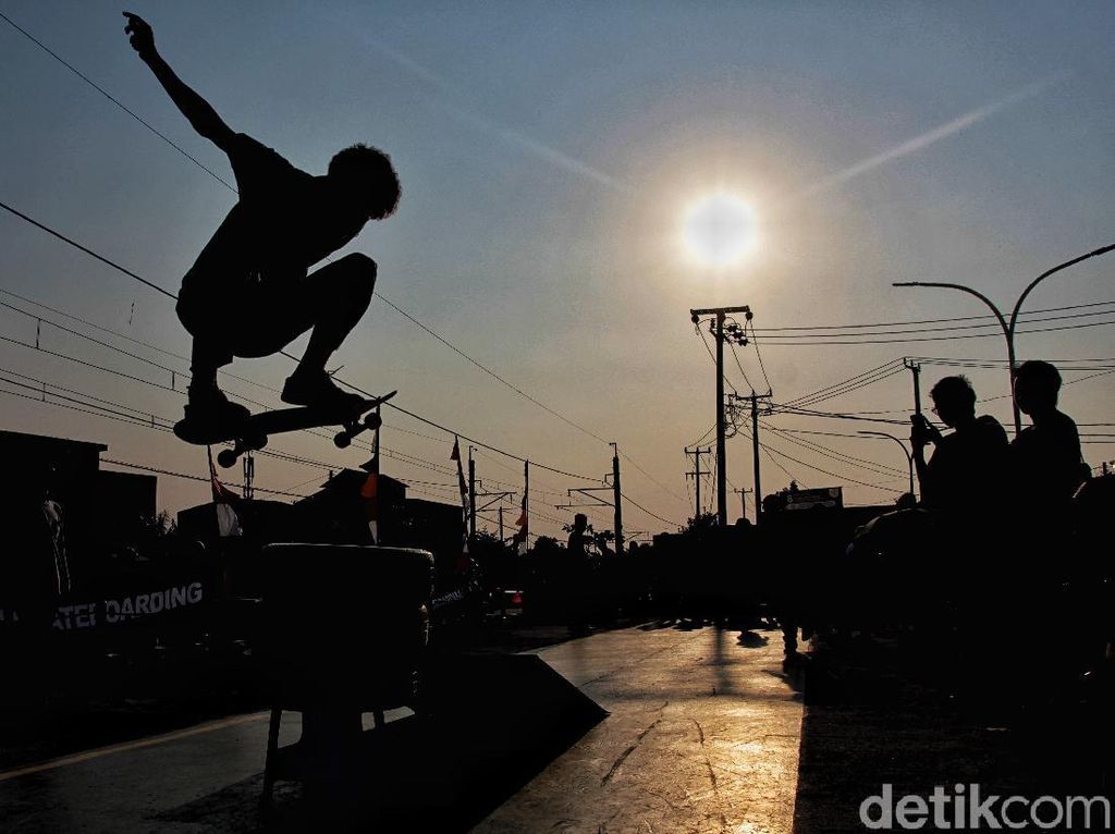 Polisi Selidiki Skateboarder yang Main di JPO FKUI Salemba Polisi Selidiki Skateboarder yang Main di JPO FKUI Salemba