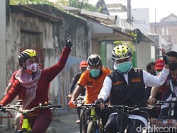 Gubernur Khofifah Gowes Bareng Walkot Mojokerto Sambil Bagikan Masker