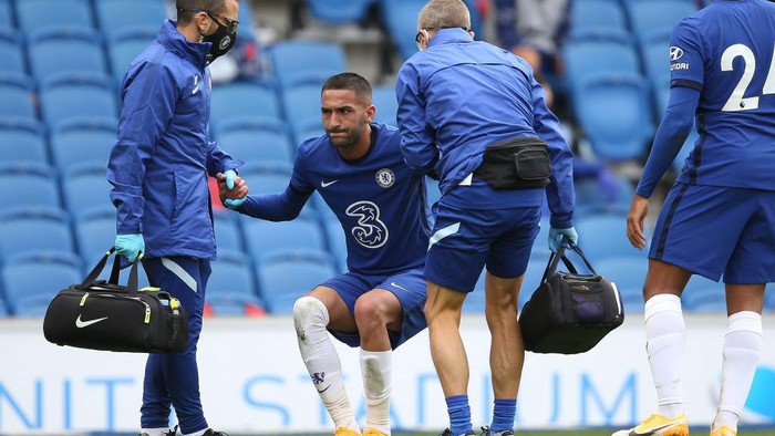 BRIGHTON, ENGLAND - AUGUST 29: Hakim Ziyech of Chelsea receives treatment during the pre-season friendly match at Amex Stadium on August 29, 2020 in Brighton, England. A limited number of spectators will be in attendance as covid 19 pandemic restrictions are eased. (Photo by Steve Bardens/Getty Images)
