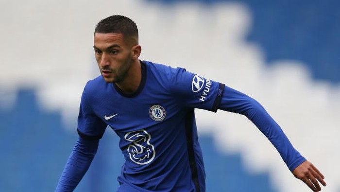 BRIGHTON, ENGLAND - AUGUST 29: Hakim Ziyech of Chelsea receives treatment during the pre-season friendly match at Amex Stadium on August 29, 2020 in Brighton, England. A limited number of spectators will be in attendance as covid 19 pandemic restrictions are eased. (Photo by Steve Bardens/Getty Images)