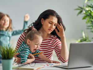 Suami Harus Paham! Bantu Istri yang Punya Tugas Ganda di Rumah