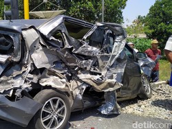 KA Matarmaja Hantam MPV di Blitar, 5 Penumpang Luka