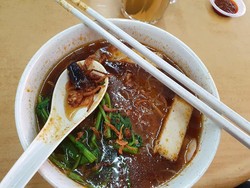 Hii Jijik! Wanita Ini Temukan Kecoa Saat Makan Mie Udang