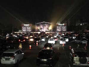 Riuh Klakson Mobil Sambut Drive-in Konser Kahitna Riuh Klakson Mobil Sambut Drive-in Konser Kahitna