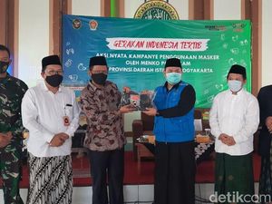 Kunjungi Ponpes Sleman, Mahfud Md Bagikan Masker untuk Santri