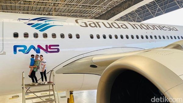 Potret Raffi Ahmad-Nagita Slavina Mejeng di Depan Pesawat dengan Logo RANS