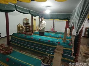 Makam Ratu Kalinyamat yang Ramai Malam Jumat Wage Makam Ratu Kalinyamat yang Ramai Malam Jumat Wage