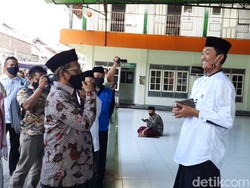 Video Mahfud Md Bagi-bagi Masker di Kawasan Malioboro dan Ponpes