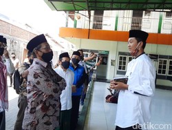 Setelah Malioboro, Mahfud Md Bagi-bagi Masker di Ponpes Sleman