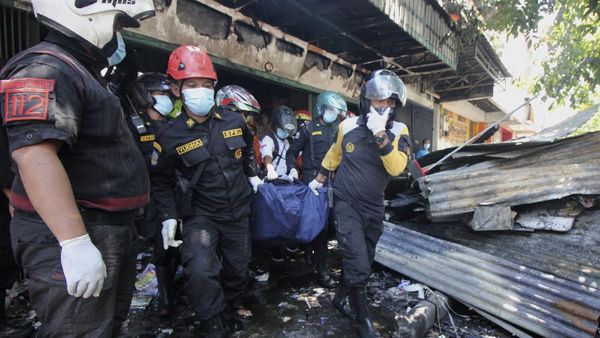 Momen Evakuasi Korban Kebakaran di Toko Elektronik Surabaya