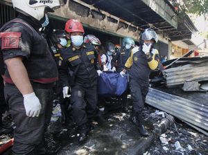 Momen Evakuasi Korban Kebakaran di Toko Elektronik Surabaya Momen Evakuasi Korban Kebakaran di Toko Elektronik Surabaya