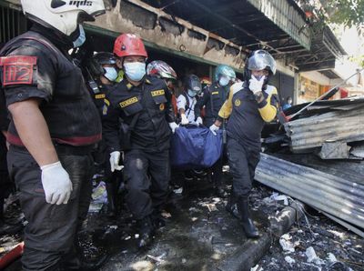 Momen Evakuasi Korban Kebakaran di Toko Elektronik Surabaya