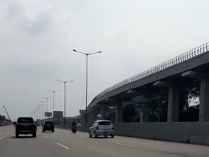 Viral Motor Boncengan 3 Masuk KM 12 Tol Bekasi, Senggol Mobil Lalu Jatuh