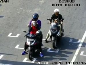 Viral Pemotor di Kota Kediri Pakai Masker Kecantikan Saat Ditegur Petugas Viral Pemotor di Kota Kediri Pakai Masker Kecantikan Saat Ditegur Petugas