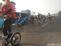 Satpol PP Razia 8 Pesepeda Tak Bermasker di Jakpus, Sanksi Nyapu Jalan