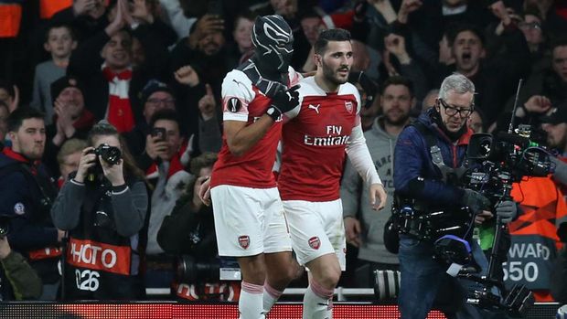 LONDON, ENGLAND - MARCH 14:  Pierre-Emerick Aubameyang of Arsenal dons a Black Panther mask as he celebrates after scoring his team's third goal with Sead Kolasinac of Arsenal during the UEFA Europa League Round of 16 Second Leg match between Arsenal and Stade Rennais at Emirates Stadium on March 14, 2019 in London, England. (Photo by Alex Morton/Getty Images)