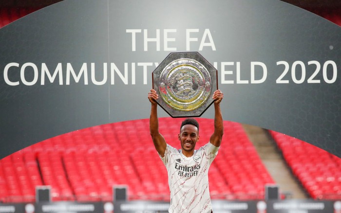 LONDON, ENGLAND - AUGUST 29: Pierre-Emerick Aubameyang of Arsenal celebrates with the Community Shield Trophy following his teams victory in  during the FA Community Shield final between Arsenal and Liverpool at Wembley Stadium on August 29, 2020 in London, England. (Photo by Andrew Couldridge/Pool via Getty Images)
