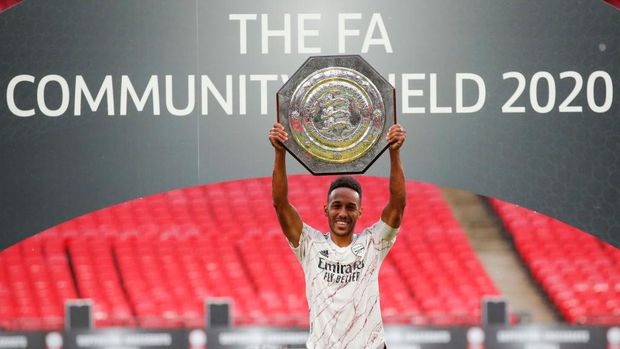LONDON, ENGLAND - AUGUST 29: Pierre-Emerick Aubameyang of Arsenal celebrates with the Community Shield Trophy following his team's victory in  during the FA Community Shield final between Arsenal and Liverpool at Wembley Stadium on August 29, 2020 in London, England. (Photo by Andrew Couldridge/Pool via Getty Images)
