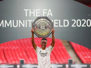 Saat Aubameyang Hati-hati Pegang Piala