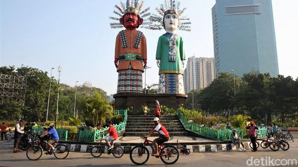 Potret Warga Bersepeda di Jalan Benyamin Sueb Kemayoran