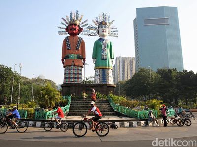 Potret Warga Bersepeda di Jalan Benyamin Sueb Kemayoran