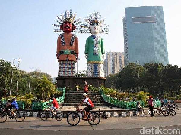 Potret Warga Bersepeda di Jalan Benyamin Sueb Kemayoran