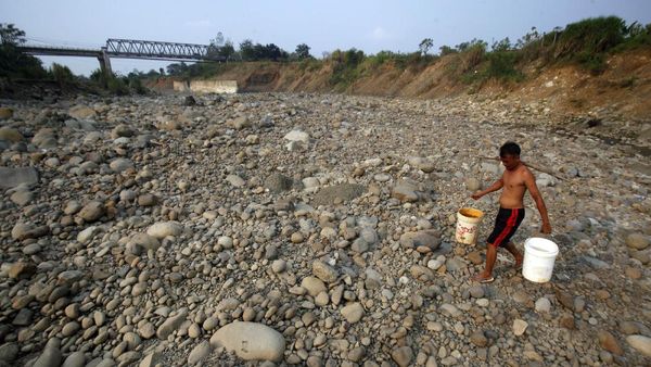 Potret Warga Bogor Mencari Air Bersih di Saat Kemarau