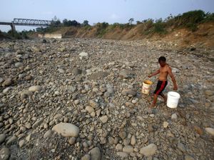 Potret Warga Bogor Mencari Air Bersih di Saat Kemarau