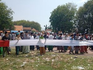 Tolak Penobatan Sultan Sepuh XV, Ratusan Santri Datangi Keraton Cirebon Tolak Penobatan Sultan Sepuh XV, Ratusan Santri Datangi Keraton Cirebon
