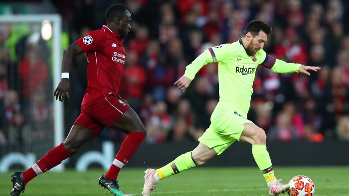 LIVERPOOL, ENGLAND - MAY 07:  Lionel Messi of Barcelona is chased by Sadio Mane of Liverpool during the UEFA Champions League Semi Final second leg match between Liverpool and Barcelona at Anfield on May 07, 2019 in Liverpool, England. (Photo by Clive Brunskill/Getty Images)