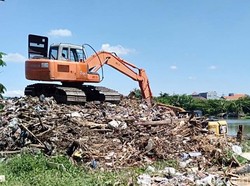 Saban Hari, 40 Kubik Sampah Diangkut dari Anak Sungai Brantas di Surabaya