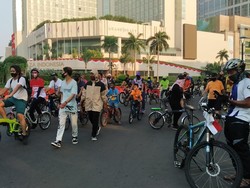 Warga Padati Bundaran HI untuk Olahraga, Masih Ada yang Tak Bermasker