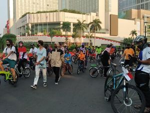 Warga Padati Bundaran HI untuk Olahraga, Masih Ada yang Tak Bermasker Warga Padati Bundaran HI untuk Olahraga, Masih Ada yang Tak Bermasker