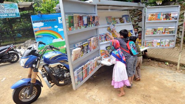 Unik! Becak Motor di Padang Dirombak Jadi Perpustakaan Keliling