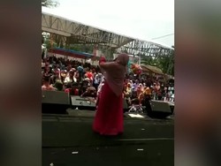 Video Dangdutan Evie Tamala Dipadati Warga Depok
