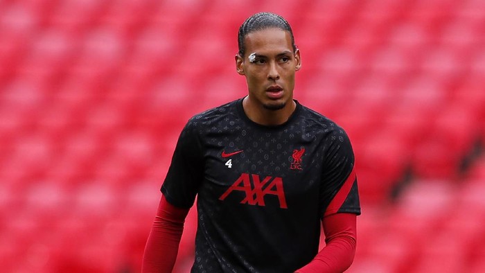 LONDON, ENGLAND - AUGUST 29: Virgil van Dijk of Liverpool  warms up prior to  the FA Community Shield final between Arsenal and Liverpool at Wembley Stadium on August 29, 2020 in London, England. (Photo by Andrew Couldridge/Pool via Getty Images)