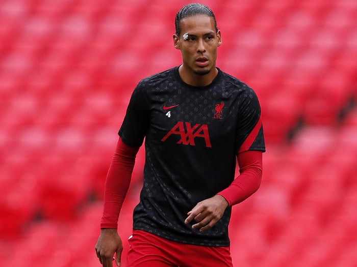 LONDON, ENGLAND - AUGUST 29: Virgil van Dijk of Liverpool  warms up prior to  the FA Community Shield final between Arsenal and Liverpool at Wembley Stadium on August 29, 2020 in London, England. (Photo by Andrew Couldridge/Pool via Getty Images)